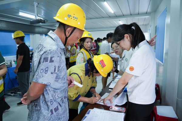 在线股票配资配资网站 “流动医院”开进工地为300名建筑工人免费体检