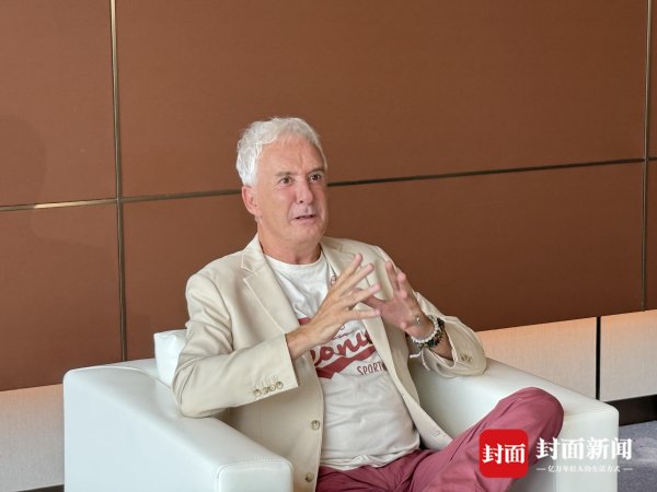 在线股票配资配资网站 第二届金熊猫奖评委奥利弗·格兰让：中国故事令人惊叹｜金熊猫·大咖说